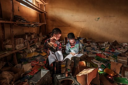 Unos niños miran libros en la biblioteca de una escuela primaria que resultó dañada durante los combates que estallaron en la región etíope de Tigray, en la aldea de Bisober, el 9 de diciembre de 2020.  La imagen forma parte de la serie finalista del Premio Luis Valtueña de Fotografía Humanitaria de Médicos del Mundo. 