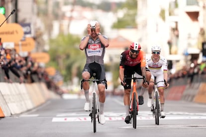 Mathieu Van der Poel cruza la meta vencedor de la Milán San Remo, seguido de Filippo Ganna y Tadej Pogacar.