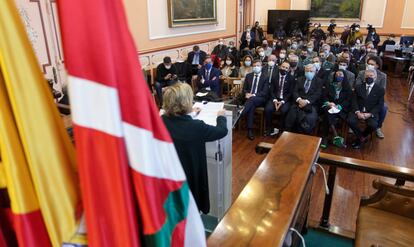 El salón de plenos del Ayuntamiento de Irún acoge este martes el homenaje tributado a las víctimas del terrorismo.