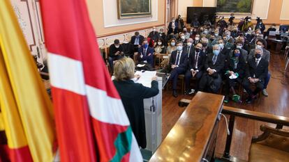 El salón de plenos del Ayuntamiento de Irún acoge este martes el homenaje tributado a las víctimas del terrorismo.