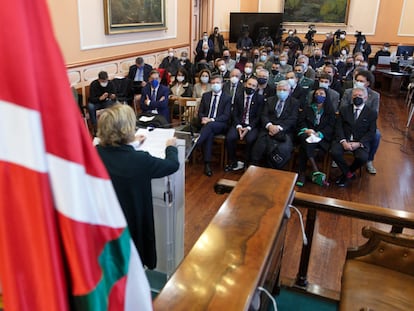 El salón de plenos del Ayuntamiento de Irún acoge este martes el homenaje tributado a las víctimas del terrorismo.