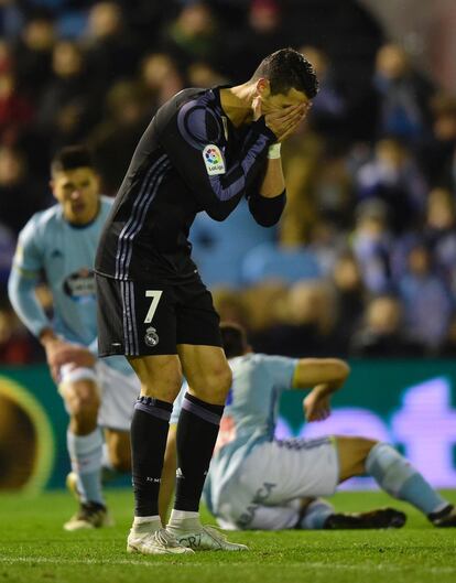 El delantero portugués del Real Madrid, Cristiano Ronaldo, se lamenta tras un lamzamiento de falta fallido.