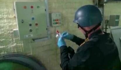 Imagen emitida por la televisión estatal siria que muestra a un inspector internacional en una plantas de armas químicas en Siria.