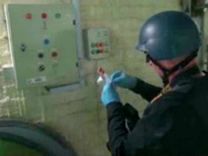 Imagen emitida por la televisi&oacute;n estatal siria que muestra a un inspector internacional en una plantas de armas qu&iacute;micas en Siria. 