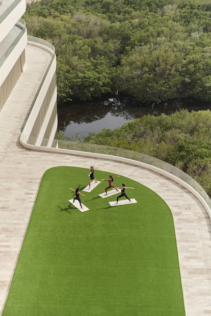 Una clase de yoga en el exterior del Sha Wellness Clinic México, en una foto cedida por el hotel.