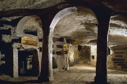 Acueductos espectrales, misteriosas criptas, catacumbas y calles silenciosas: bajo el actual suelo napolitano se conserva un tesoro de ruinas grecorromanas en el Complesso Monumentale di San Lorenzo Maggiore, cuya impresionante basílica está considerada uno de los mejores edificios medievales de la ciudad. Se puede evocar fácilmente la Nápoles grecorromana paseando por sus antiguas panaderías, bodegas y lavanderías. Incluso hay un criptopórtico (mercado cubierto) con siete salas abovedadas. Otra experiencia subterránea es el circuito guiado de Napoli Sotterranea, acueductos, pasadizos y cisternas tallados por los griegos para extraer piedra de toba y canalizar el agua procedente del Vesubio. También bajo tierra encontramos las restauradas catacumbas de San Gennaro (en la foto), las más antiguas y sagradas de Nápoles, lugar de peregrinación repleto de tumbas, anchos vestíbulos e incluso frescos cristianos del siglo II.