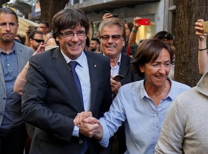 Carles Puigdemont pasea por las calles de Girona, este sábado.