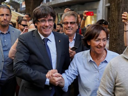 Puigdemont passejant pels carrers de Girona, en una imatge d'arxiu.