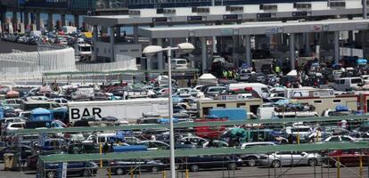 Pasajeros en tr&aacute;nsito hacia el norte de &Aacute;frica, este domingo en las zonas de embarque del puerto de Algeciras