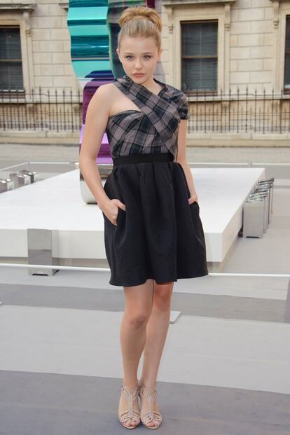 La jovencísima Chloë Moretz lleva apuntando maneras estilísticas todo el año, ya en julio se adelantó al invierno con este vestido drapeado de Carven que antes valía 590 y ahora cuesta 295 euros.