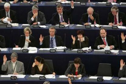 Miembros del Parlamento Europeo, durante una votación del pleno celebrado ayer en Estrasburgo.