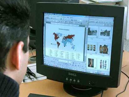 Un policía español, ante el mapa de países que producen pornografía infantil en Internet.