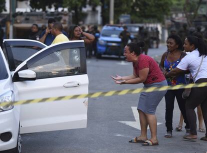 Una mujer grita de dolor al mirar el cuerpo de Evaldo dos Santos Rosa  en Río de Janeiro. Brasil.