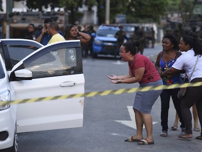 Una mujer grita de dolor al mirar el cuerpo de Evaldo dos Santos Rosa  en Río de Janeiro. Brasil.