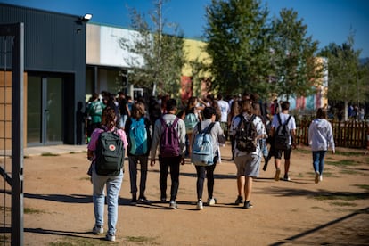 Alumnos entran a clase en un instituto de la provincia de Barcelona. 