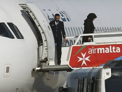 Os primeiros passageiros são liberados do avião.