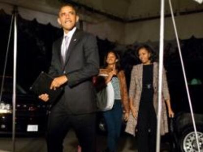 Barack Obama llega con su familia a la Casa Blanca tras la noche electoral.