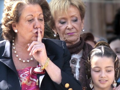 La alcaldesa de Valencia, Rita Barberá, pide silencio a quienes abuchean a la vicepresidenta Fernández de la Vega en las Fallas.