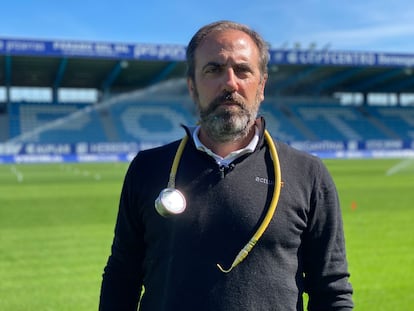 Javier Gutiérrez, de Acttua, auditor de riego de los campos de LaLiga, en el terreno de juego de El Toralín.