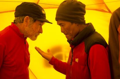 Muktu Sherpa, a la derecha, y Carlos Soria dentro de una tienda en una ascensi&oacute;n.