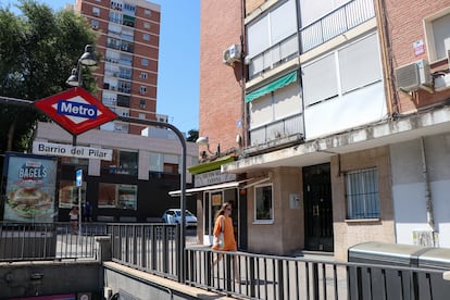 Una de las salidas de la línea 9 del metro en la estación Barrio del Pilar, al norte de Madrid, el pasado 24 de julio. Este barrio está en Fuencarral-El Pardo y tiene una densidad de 334,5 personas por hectárea, la mayor del distrito.