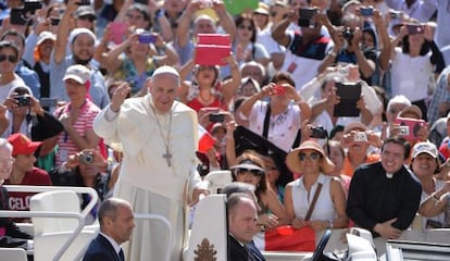 El Papa saluda avui els fidels a la plaça de Sant Pere.