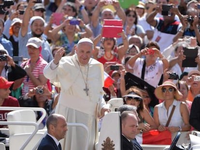 El Papa saluda avui els fidels a la plaça de Sant Pere.