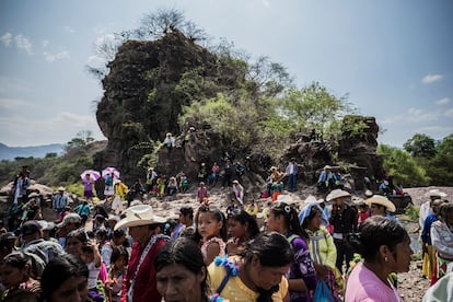 Indígenas coras durante una celebración para pedir un buen temporal de lluvia en el río San Pedro en Nayarit.