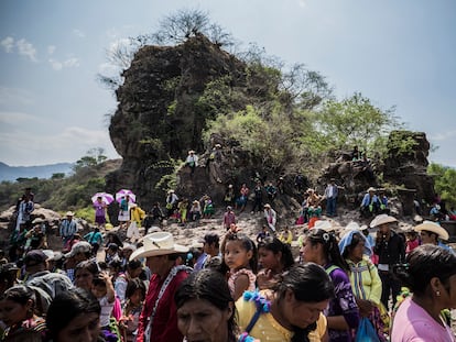 Indígenas coras durante una celebración para pedir un buen temporal de lluvia en el río San Pedro en Nayarit.