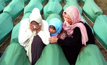 Miembros de una familia lloran frente a uno de los ataúdes de las 613 víctimas recién identificadas de la masacre de Srebrenica durante su entierro en Srebrenica. Se trata del primer entierro de víctimas de la matanza que reciben sepultura tras el arresto de Mladic, máximo responsable de las tropas serbobosnias.