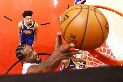 El jugador de los Toronto Raptors Kawhi Leonard lanza a canasta durante el quinto partido de la serie final de la NBA.