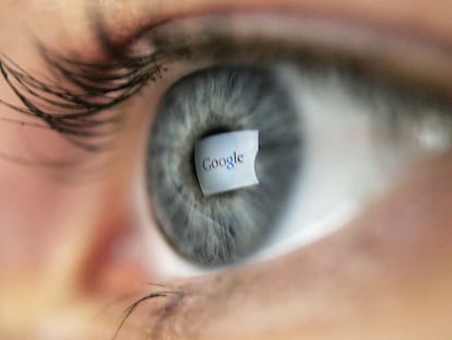 El logo de Google reflejado en el ojo de una usuaria.