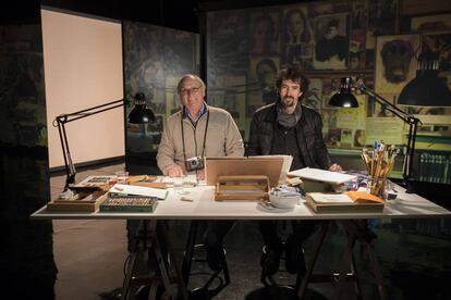 Carlos Saura y Félix Viscarret posan el pasado viernes en el plató de rodaje del documental.