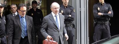 Rodrigo Rato saliendo de la Audiencia Nacional tras su declaración por el caso de las tarjetas black de Caja Madrid.