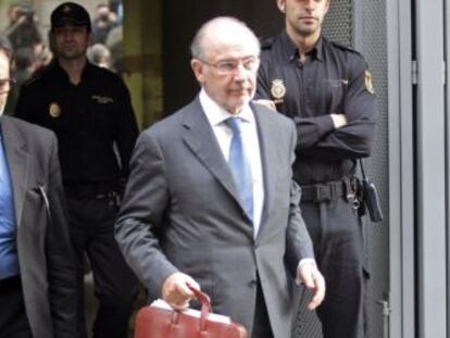 Rodrigo Rato saliendo de la Audiencia Nacional tras su declaraci&oacute;n por el caso de las tarjetas black de Caja Madrid.