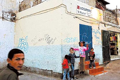 Un locutorio regentado por marroquíes en el barrio de El Puche (Almería).