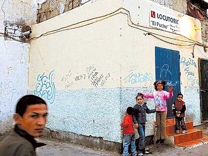 Un locutorio regentado por marroquíes en el barrio de El Puche (Almería).