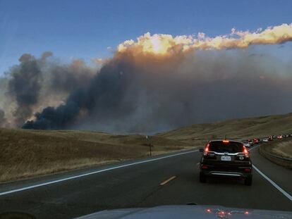 El fuego se inició por el viento, que alcanzó los 177 kilómetros por hora y tumbó postes eléctricos sobre pasto seco. En la foto, las columnas de humo capturadas por un oficial de patrulla de la policía de Broomfield.