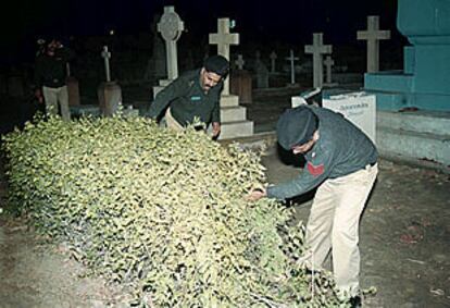 Agentes paquistíes rastrean el cementerio cristiano de Karachi en busca del cuerpo de Pearl.