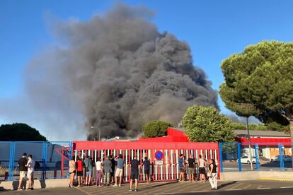 La columna de humo causada por el incendio de la nave de frutas de Mercamadrid, el 23 de julio.