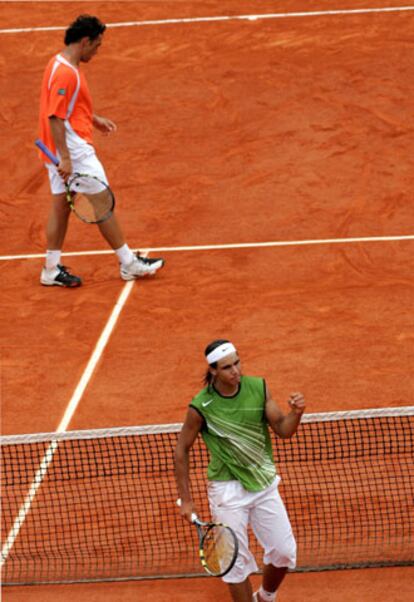 Contraste entre Rafael Nadal y Mariano Puerta tras un tanto ganado por el español.