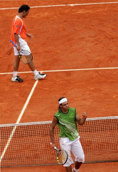 Contraste entre Rafael Nadal y Mariano Puerta tras un tanto ganado por el español.