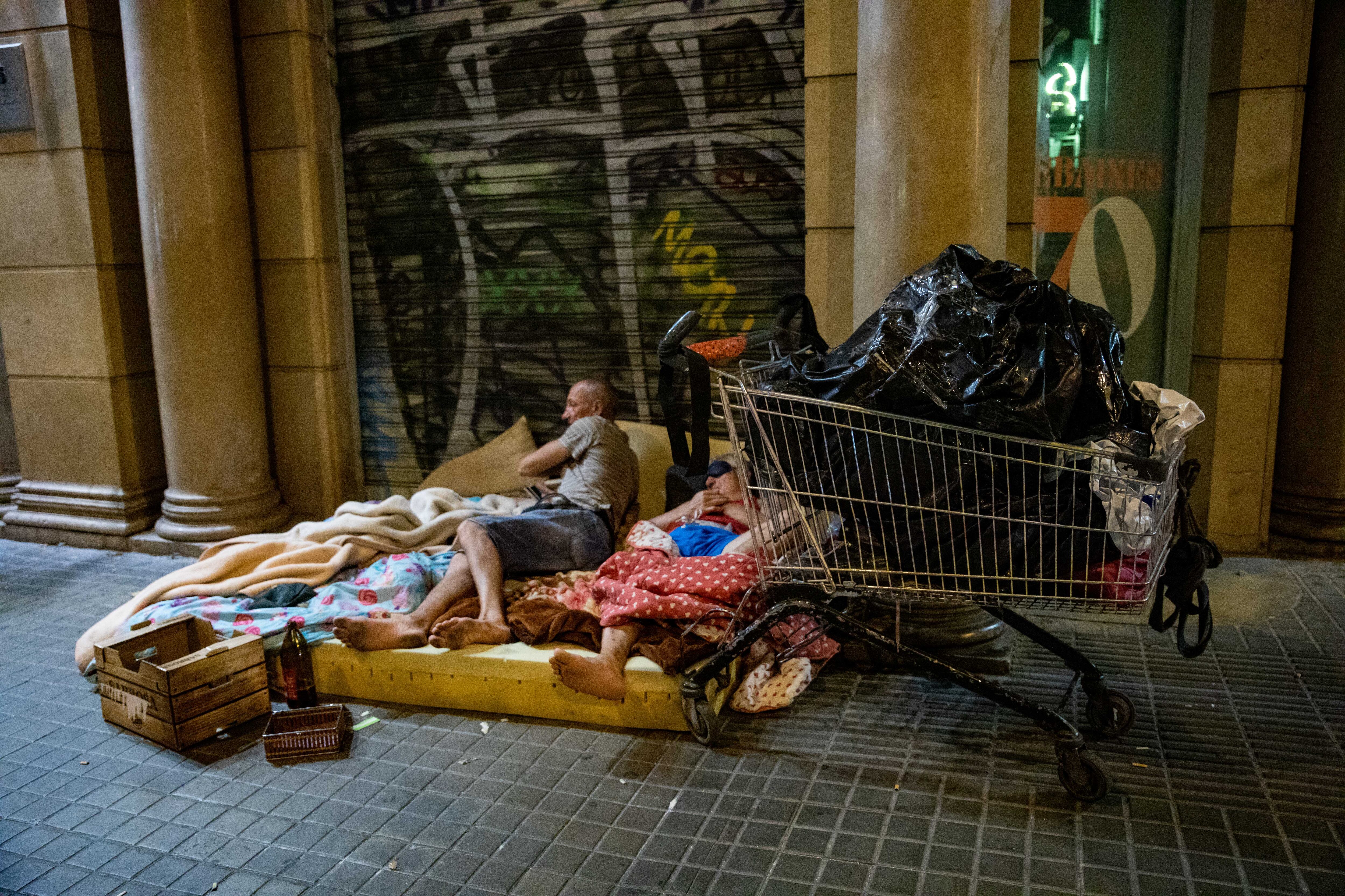 Casi 2.000 personas duermen en las calles de Barcelona, un 43% más que en 2023