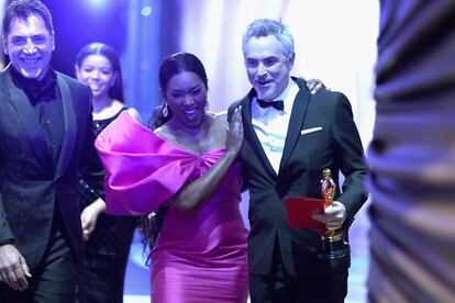 Javier Bardem y Angela Bassett comparten felicidad con Alfonso Cuarón: acaba de ganar el Oscar a mejor película extranjera.