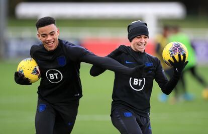 Mason Greenwood (l) y Phil Foden, en un entrenamiento de la selección sub-21 el pasado mes de noviembre.