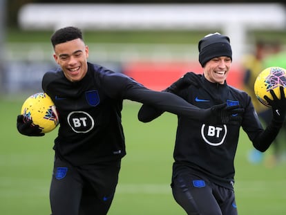 Mason Greenwood (l) y Phil Foden, en un entrenamiento de la selección sub-21 el pasado mes de noviembre.