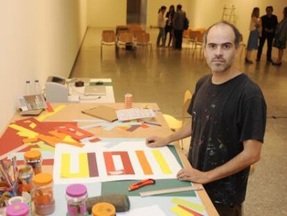 Eltono, ayer, ante la mesa de trabajo instalada en la sala de Artium en la que expondrá 'Deambular'. 