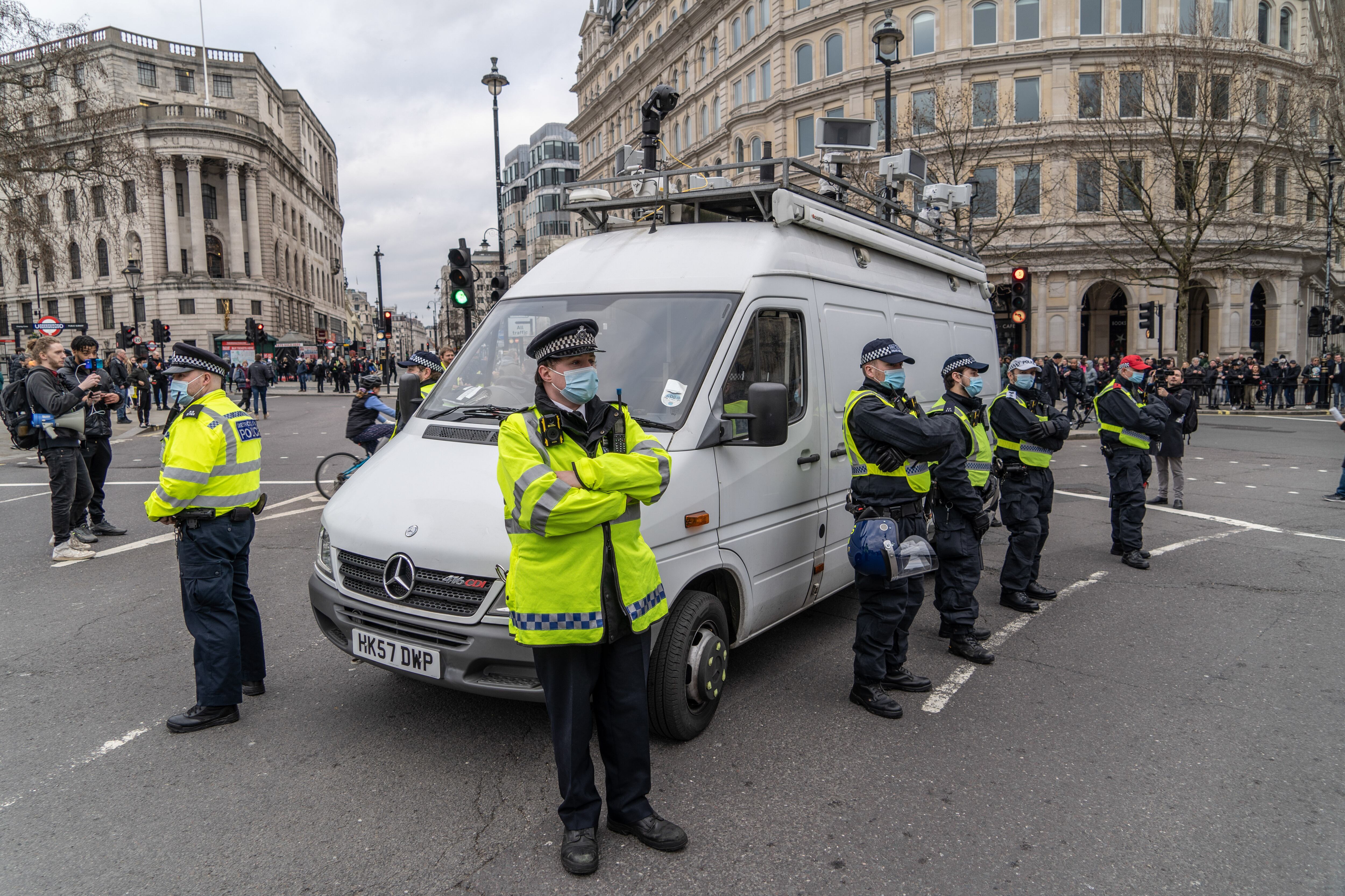 Varios agentes protegen en Londres un furgón dotado de cámaras de reconocimiento facial y altavoces durante una protesta contra los confinamientos de la pandemia en 2020.