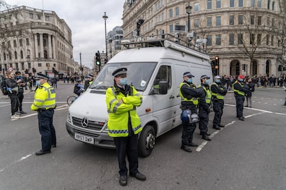 Varios agentes protegen en Londres un furgón dotado de cámaras de reconocimiento facial y altavoces durante una protesta contra los confinamientos de la pandemia en 2020.