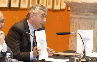 El director de Funcas, Carlos Oca&ntilde;a, durante la presentaci&oacute;n en Zaragoza del informe. 